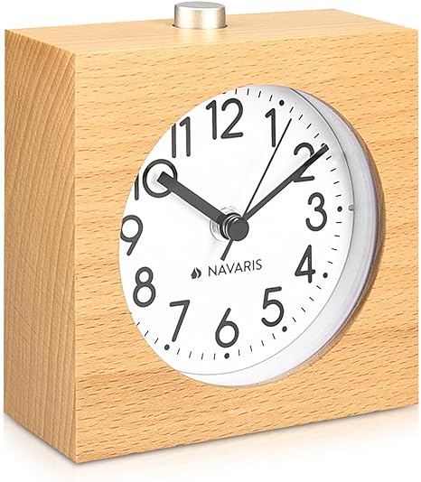 Navaris Analog Holz Wecker mit Snooze - Retro Uhr im Viereck Design mit Ziffernblatt Alarm - Leise Tischuhr ohne Ticken - Naturholz in Hellbraun