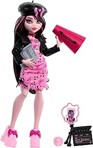 Monster High Fearbook Draculaura Set aus Puppe und Zubehör mit Filmclub-Thema, Collegejacke, Jahrbuch, Drehbuch und Film-Accessoires, HXW30