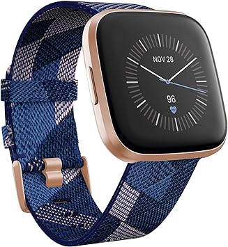 Fitbit Versa 2, Special Edition, Gesundheits- und Fitness-Smartwatch mit Alexa Sprachsteuerung, Schlafindex und Musikfunktion, inklusive Zusatzband in Nachtblau, Marineblau/Rosa