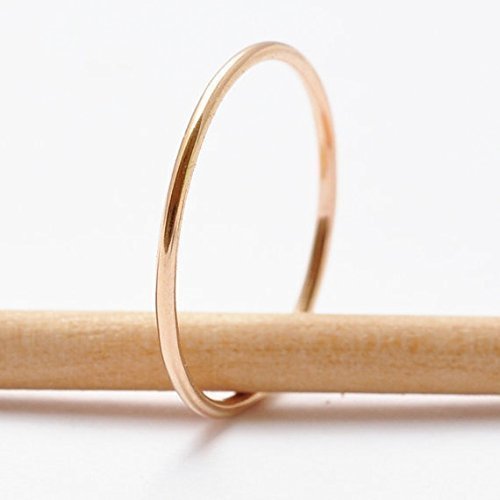 Gold Ring: Simple Thin Band