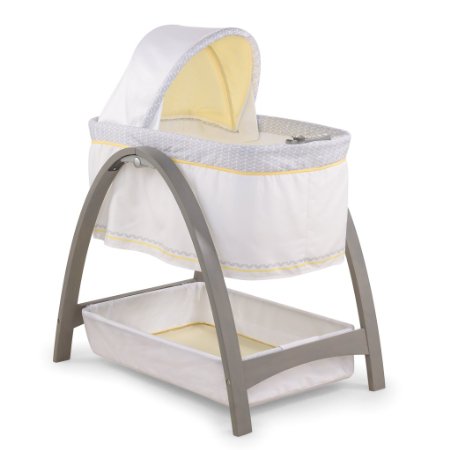 Summer Infant Bentwood Bassinet with Motion Chevron Leaf