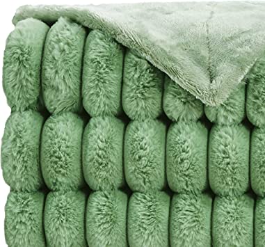 Viviland Luxury Faux Fur Throw Blanket for Couch Sofa - Reversible Furry Warm Faux Fur Throw with Soft Cozy Fleece Flannel Blanket - Sage Green Fuzzy Plush Single Throw - 130 x 150cm