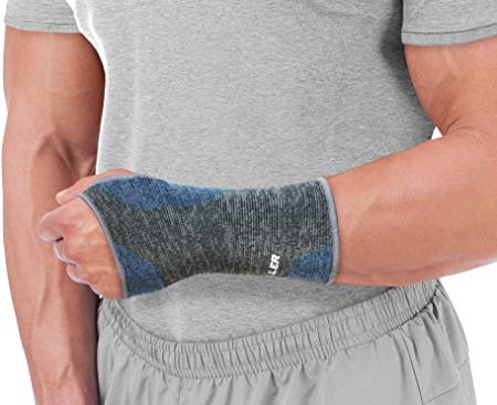 Mueller 4-Way Stretch Black & Blue Premium Knit Wrist Support with Thermo Reactive Technology, Small/Medium,