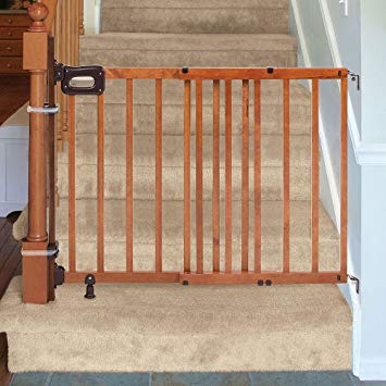 Summer Infant Deluxe Stairway Simple to Secure Wood Gate with Banister Installation Kit