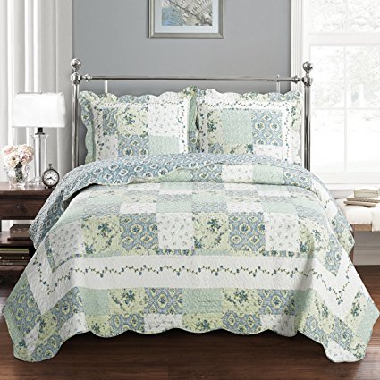 Deluxe Brea Oversized Bedspread Set. Beautiful quilt is decorated with patches of various floral designs. Creates the relaxing ambience in your bedroom. Bed Cover Quilt 3 Pieces California King Set