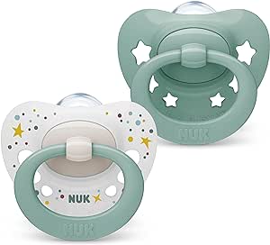 NUK Signature chupete | 0-6 meses | Calma al 95% de los bebés | Chupetes de silicona sin BPA en forma de corazón | Incluye funda | Estrellas verdes | 2 unidades