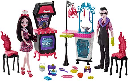 Monster High FCV75 - Family Vampire Kitchen Playset with 2 Pack Dolls - Draculaura and Dracula