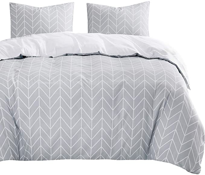 Wake In Cloud - Chevron Comforter Set, Gray Grey with White Geometric Pattern Zig Zag Line Printed, Soft Microfiber Bedding (3pcs, Queen Size)