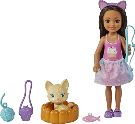 Barbie Chelsea Doll (Brunette) with Pet Kitten & Storytelling Accessories Including Pet Bed, Cat Toys & More, Toy for 3 Year Olds & Up