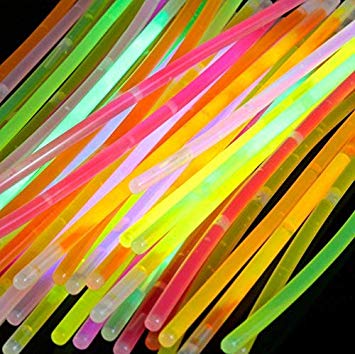 Toysntrendz® 100 Glow Sticks in Mixed Colours Glowsticks Party Pack   Connectors Luminous Glow in the Dark Sticks for Christmas ,Disco Party,Rave Night & more!