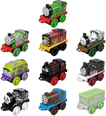 Fisher-Price Thomas & Friends MINIS Themed Hall, 10 Pack