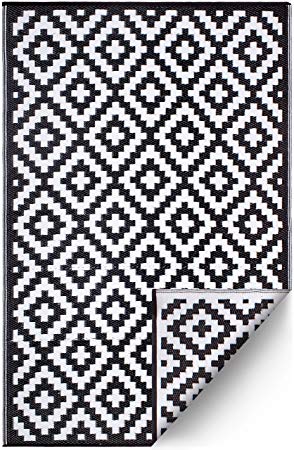 FH Home Indoor/Outdoor Recycled Plastic Floor Mat/Rug - Reversible - Weather & UV Resistant - Aztec - Black/White (4 ft x 6 ft)
