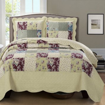 Deluxe Tania Oversized Bedspread. A classic, yet modern wrinkle free and soft to the touch Coverlet. Purple, and blue on a cream-colored background. Bed Cover Quilt 3 Pieces Full / Queen Set