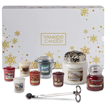 Yankee Candle Christmas Gift Set with Scented Candles & Accessories, 11-Piece Candle Set