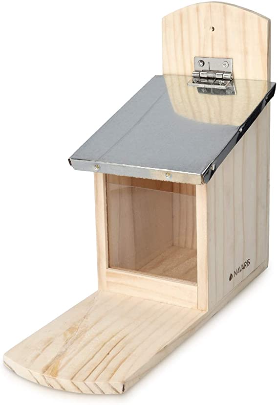 Navaris Squirrel Feeder for Outdoors - Pine Wood House with Metal Roof for Squirrels - Durable Feeding Station for The Garden, Backyard