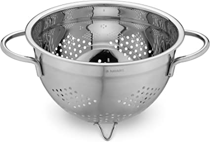 Navaris Stainless Steel Colander 2.8L / 3-Quart - Metal Strainer with Large Holes and Handles for Pasta, Spaghetti, Vegetables, Rice