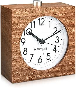 Navaris Analog Holz Wecker mit Snooze - Retro Uhr im Viereck Design mit Ziffernblatt Alarm - Leise Tischuhr ohne Ticken - Naturholz in Dunkelbraun