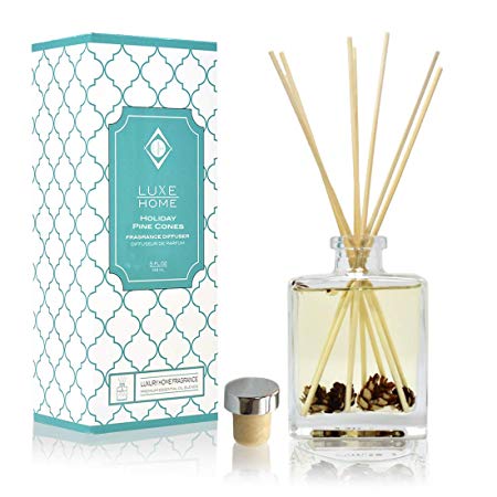Luxe Home Holiday Pine Cones Reed Diffuser Oil Set | A Winter Scent of Fresh Pine, Cinnamon Sticks, Clove, Cedarwood, Sandalwood & Vanilla | A or Stocking Stuffer Everyone Will Love!