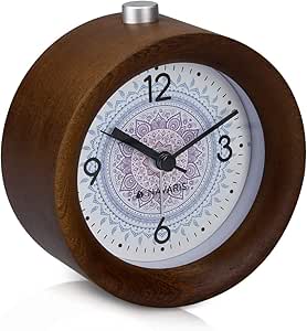 Navaris Analog Holz Wecker mit Snooze - Retro Uhr Rund mit Design Ziffernblatt Alarm Licht - Leise Tischuhr Ohne Ticken - Naturholz in Dunkelbraun