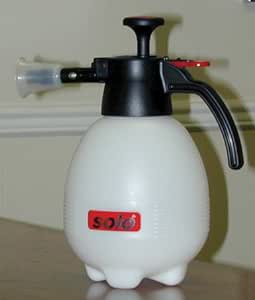 SOLO 418 2 Liter One-Hand Pressure Sprayer, Red and White