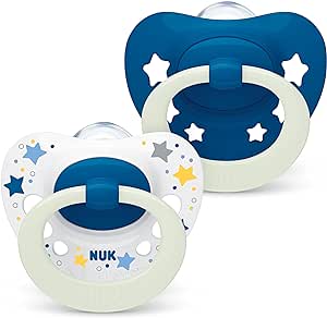 NUK Signature Night chupete | 6-18 meses | Calma al 95% de los bebés | Chupetes de silicona sin BPA en forma de corazón | Brilla en la oscuridad | Incluye funda | Estrellas azules | 2 unidades