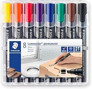 STAEDTLER permanent Marker Lumocolor, Keilspitze 2 mm oder 5 mm, wisch- und wasserfest, nachfüllbar, farbintensiv, geruchsarm, 8 Farben in der aufstellbaren STAEDTLER-Box, 350 WP8