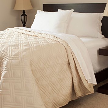 Lavish Home Solid Color Bed Quilt, King, Ivory