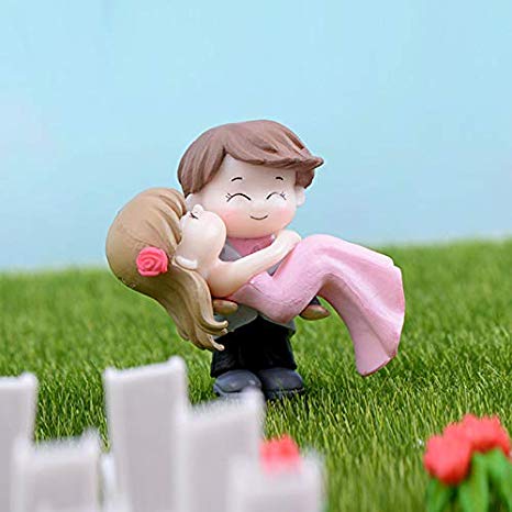 Chocozone Couple Hug Resin Showpiece Couple Miniatures Romantic Gifts for Girlfriend (Hug Couple)