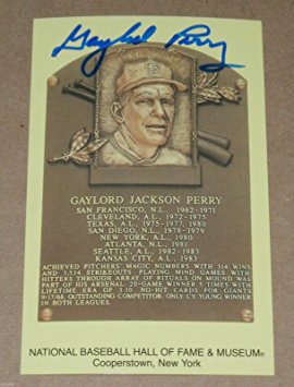 GAYLORD PERRY SIGNED MLB HALL OF FAME PLAQUE POSTCARD FAMOUS FOR SPIT BALL PITCH