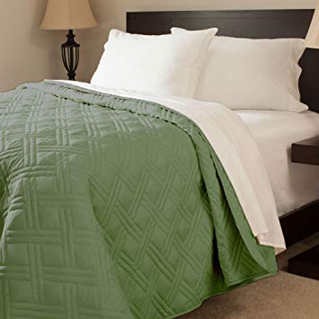 Lavish Home Solid Color Bed Quilt, King, Green