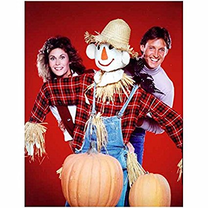 Kate Jackson Bruce Boxleitner 8x10 Photo Scarecrow & Mrs King Peeking Around a Scarecrow Pumpkins Red Background Wlo