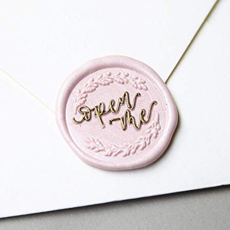 UNIQOOO “ Open Me ” Signature Design Wreath Wax Seal Stamp for Wedding, Handwritten Calligraphy by Shelly Kim– Decoration for Invitations Cards, Envelopes, Letter Sealing, Wine Package, Gift Ideas