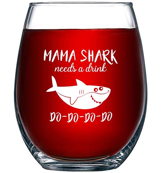 Mama Shark Needs a Drink Do Do Do Do Do, Novelty Wine Glass Cup with Sayings for Women | Funny Shark Gifts Party Accessories for Moms Mothers and Friends | 15 oz Stemless Wine Glasses